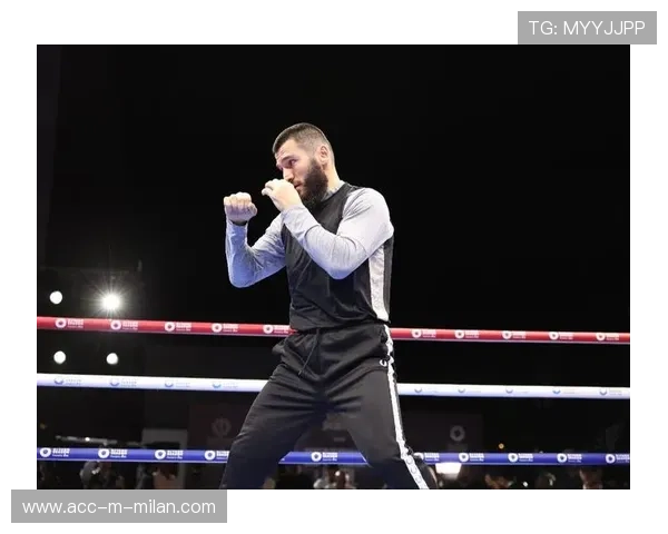 贝特比耶夫在公开训练中展示强悍力量